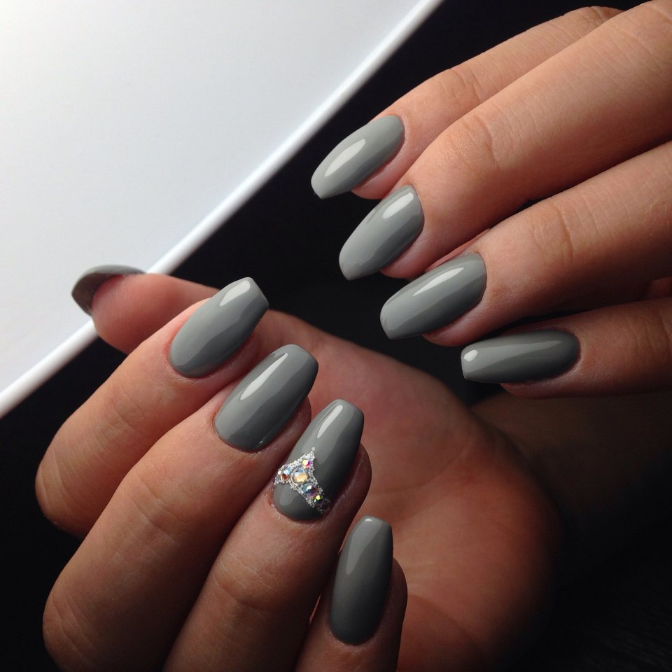 Серый маникюр на короткие ногти