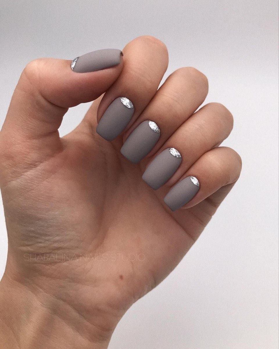 Маникюр в серо черных тонах