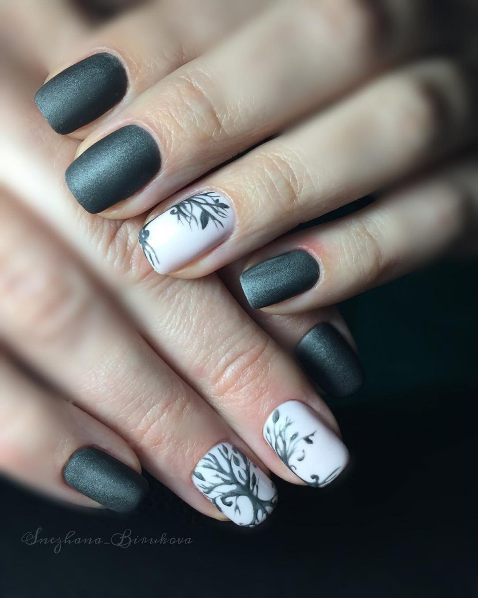 Темно серый маникюр с блестками