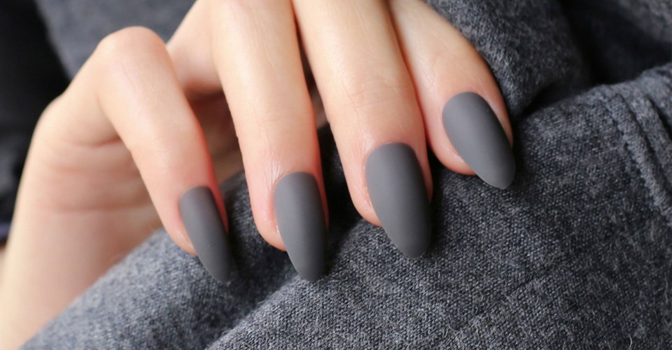 Маникюр серый с блестками