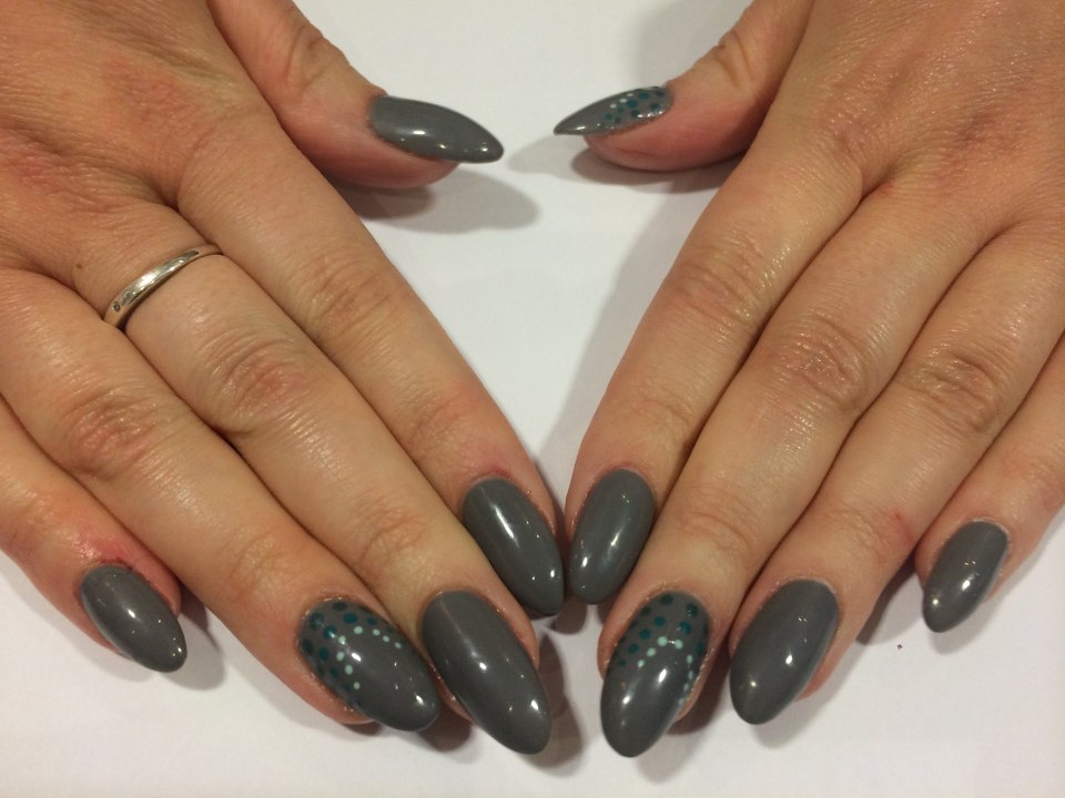 Маникюр в сером цвете