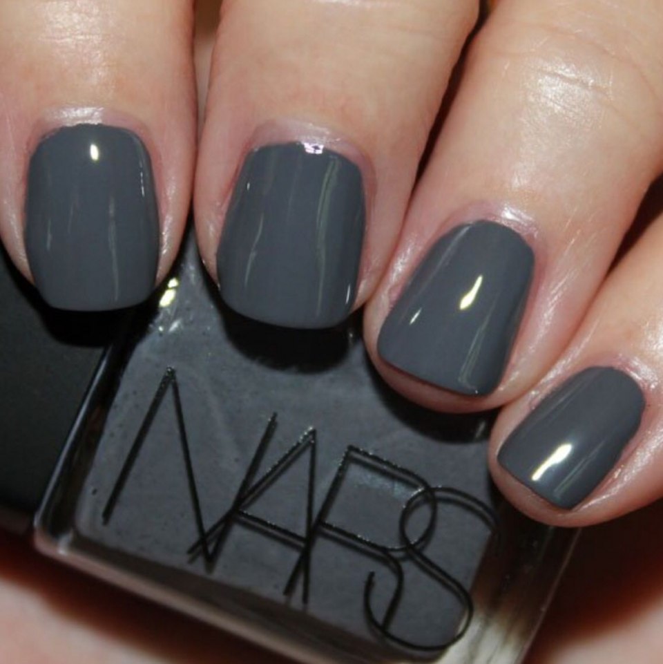 Графитовый маникюр на короткие ногти