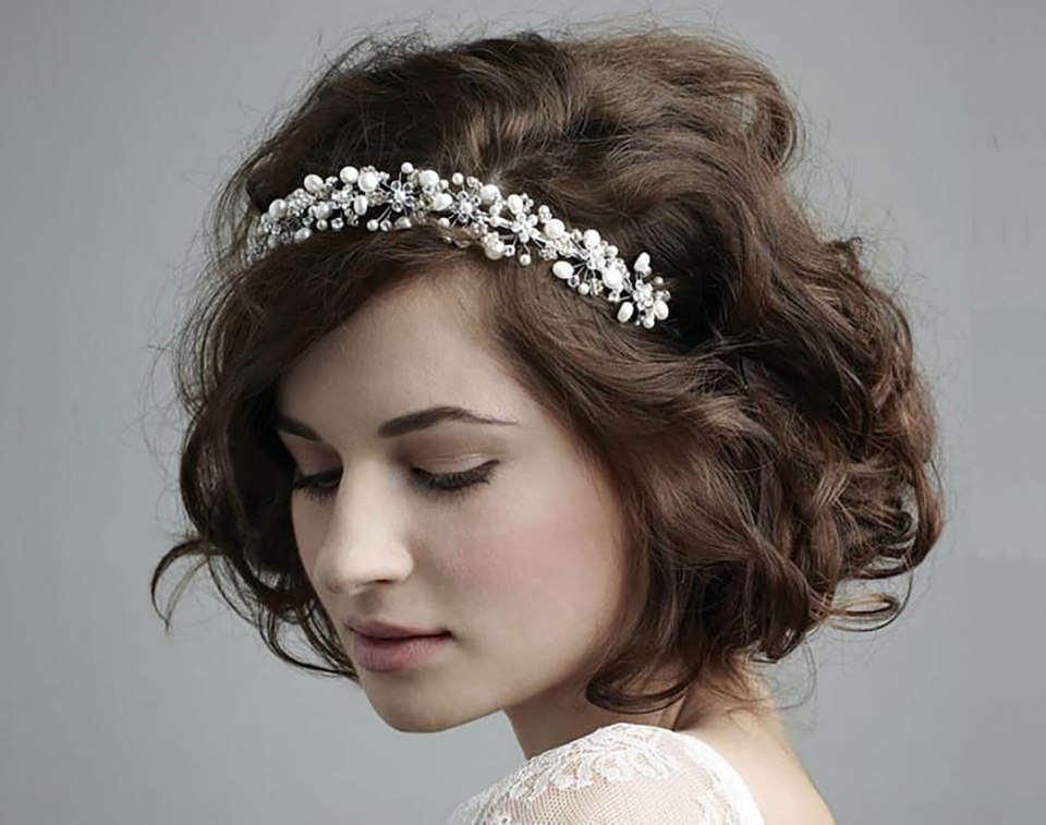 Прическа с диадемой на короткие волосы