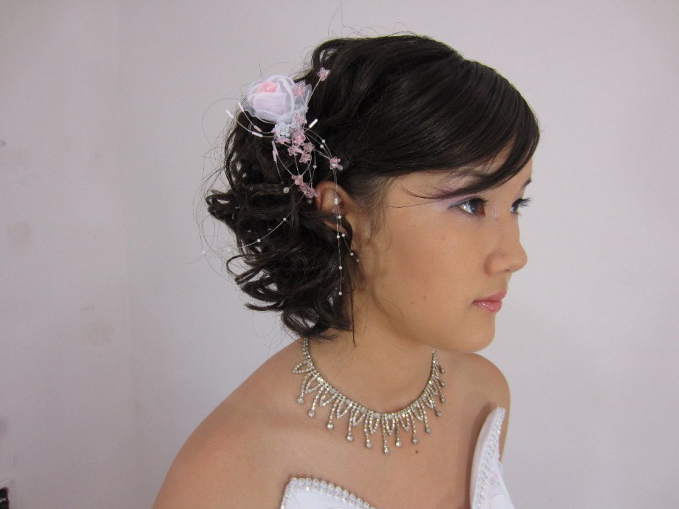 Скромная прическа на средние волосы