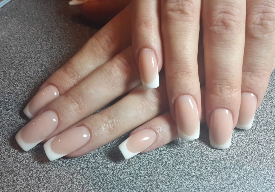 Наращивание ногтей френч белый миндаль