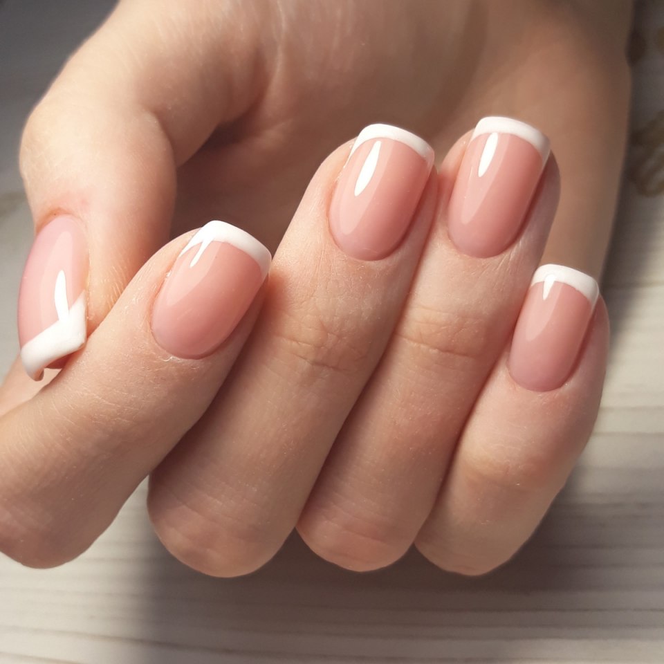 Французский маникюр на длинные квадратные ногти