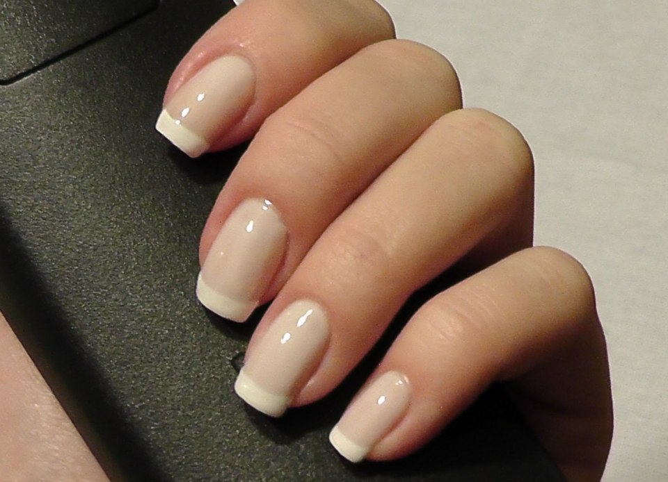 Тонкий френч на квадратных ногтях