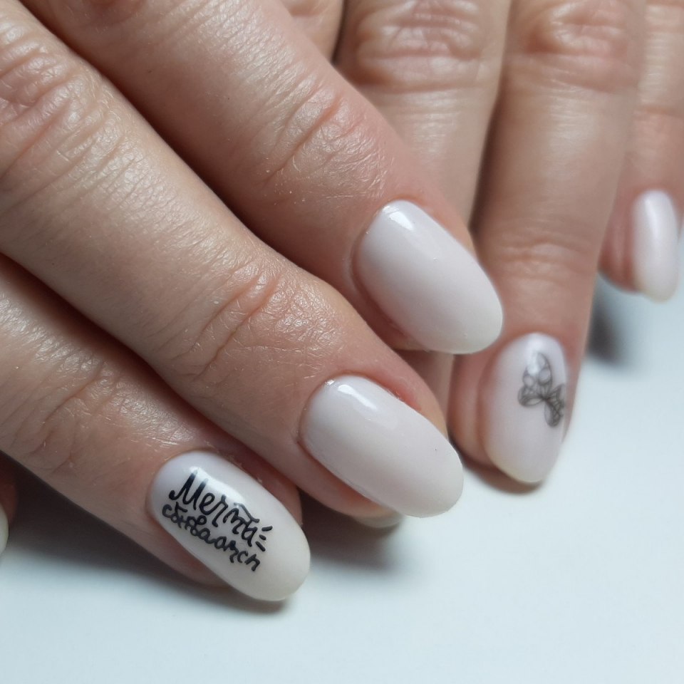 Нежный маникюр абстракция