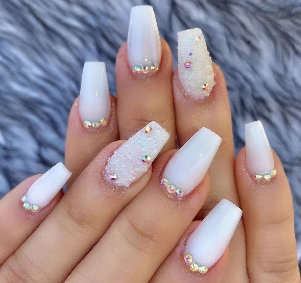 Белый маникюр на море