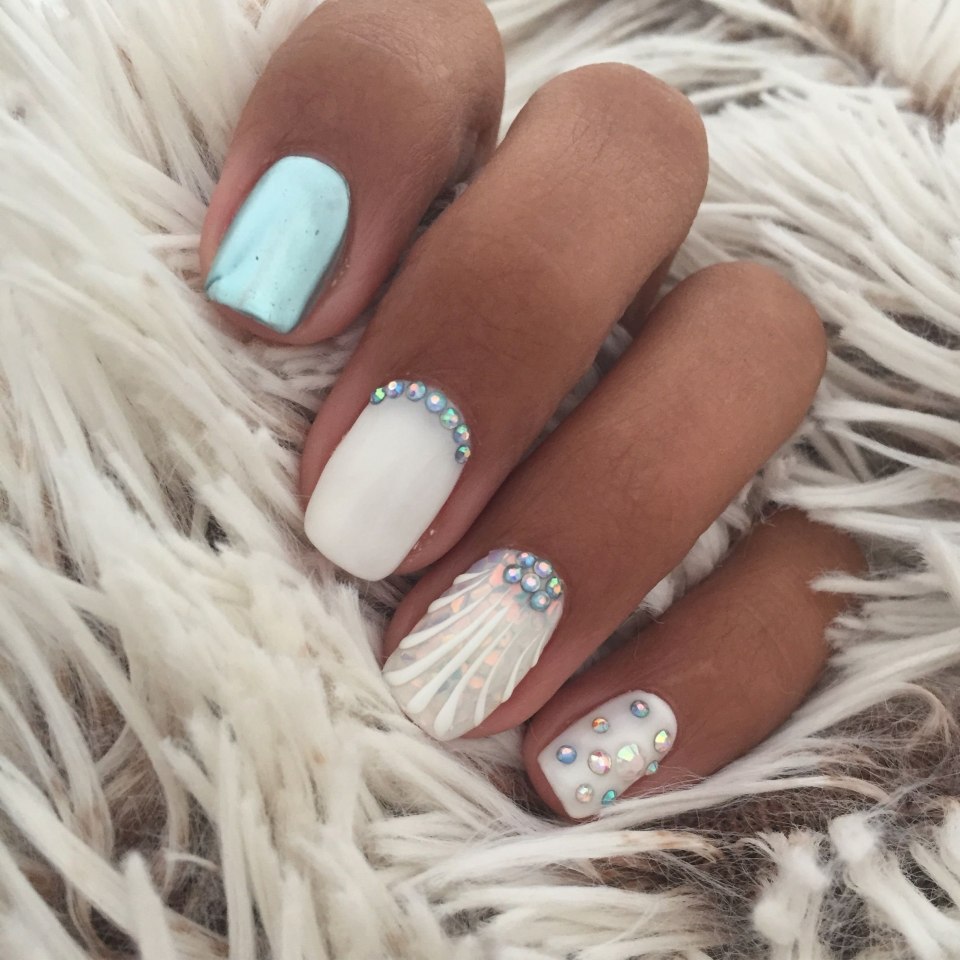 Маникюр молочный с синим