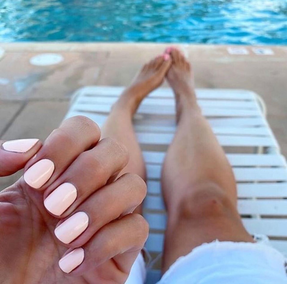 Белый маникюр на море