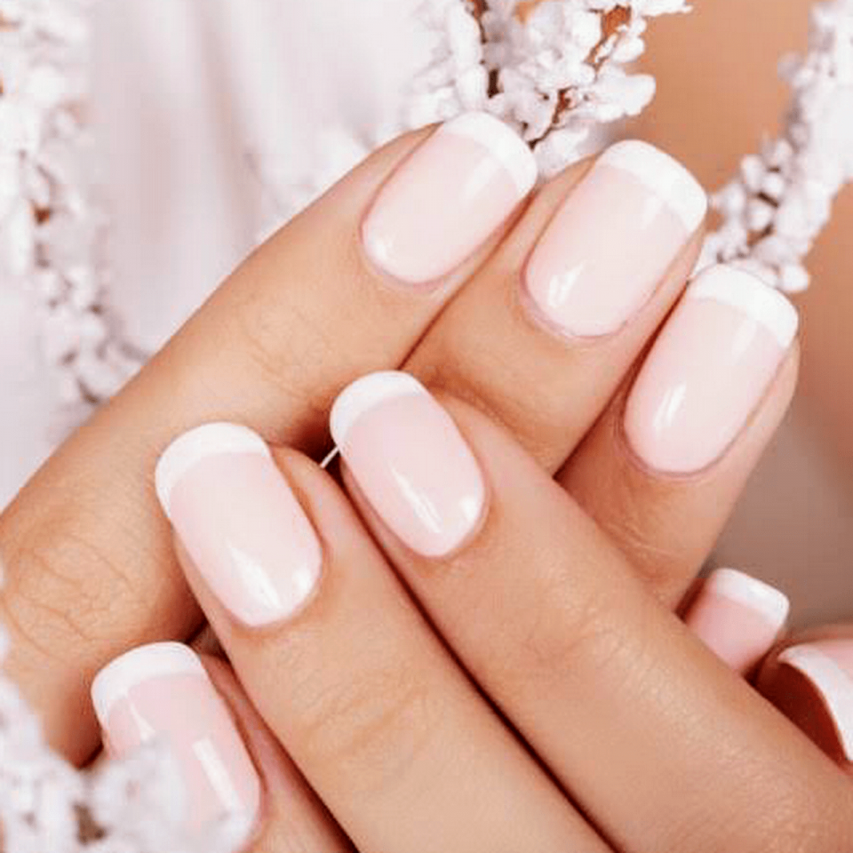 Молочный нюдовый маникюр