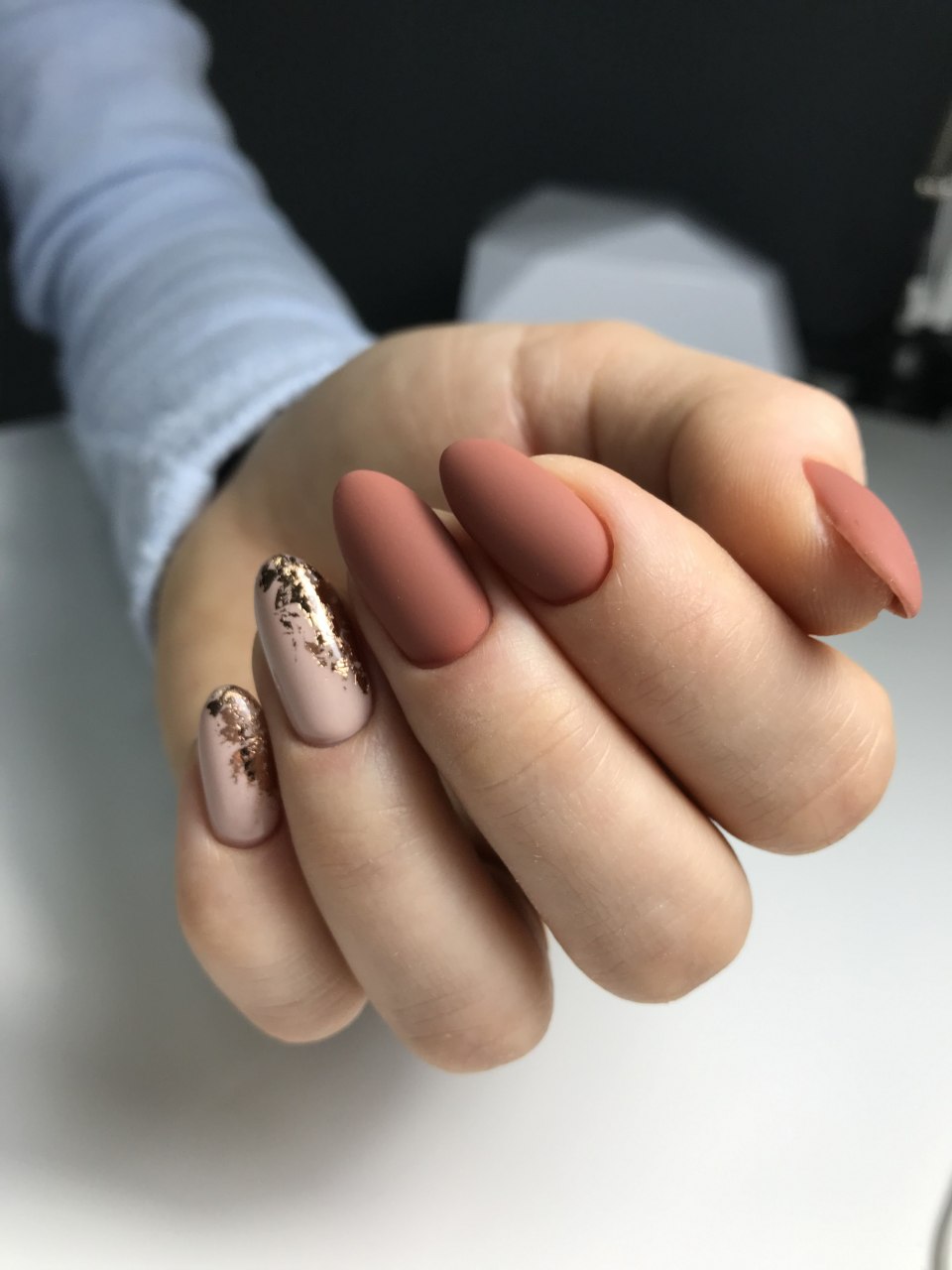 Маникюр телесный с золотом