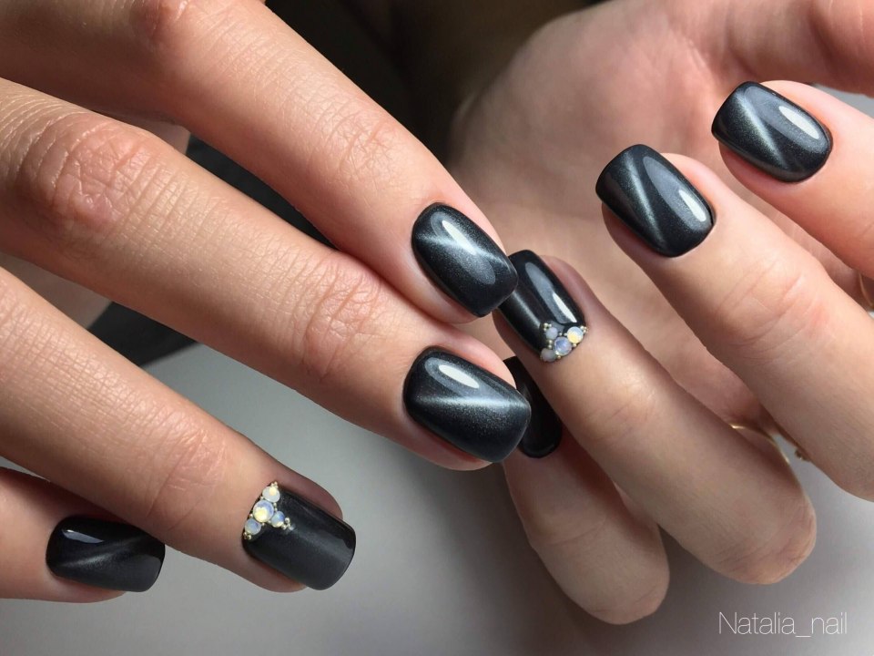 Серебряная кошка маникюр