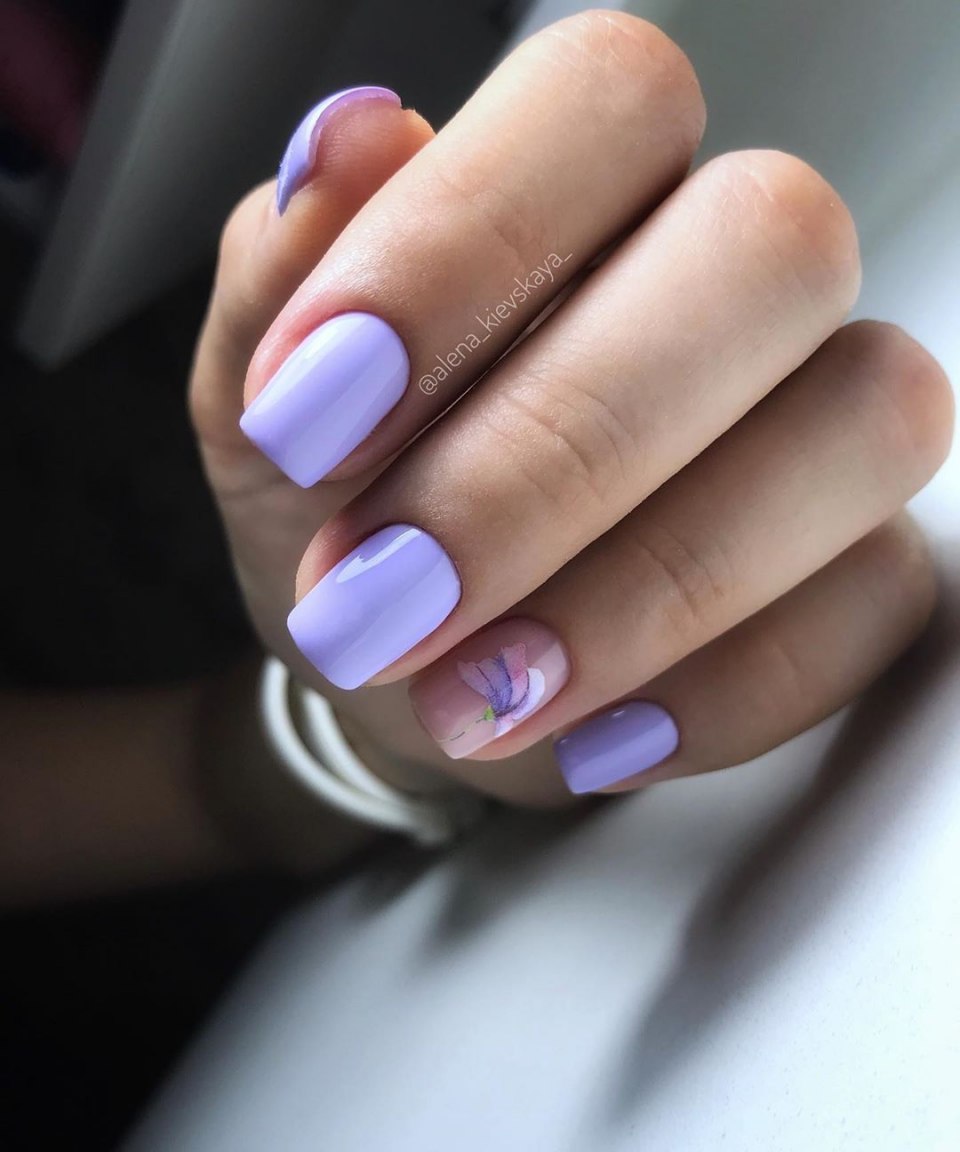 Лавандовый маникюр на коротких ногтях