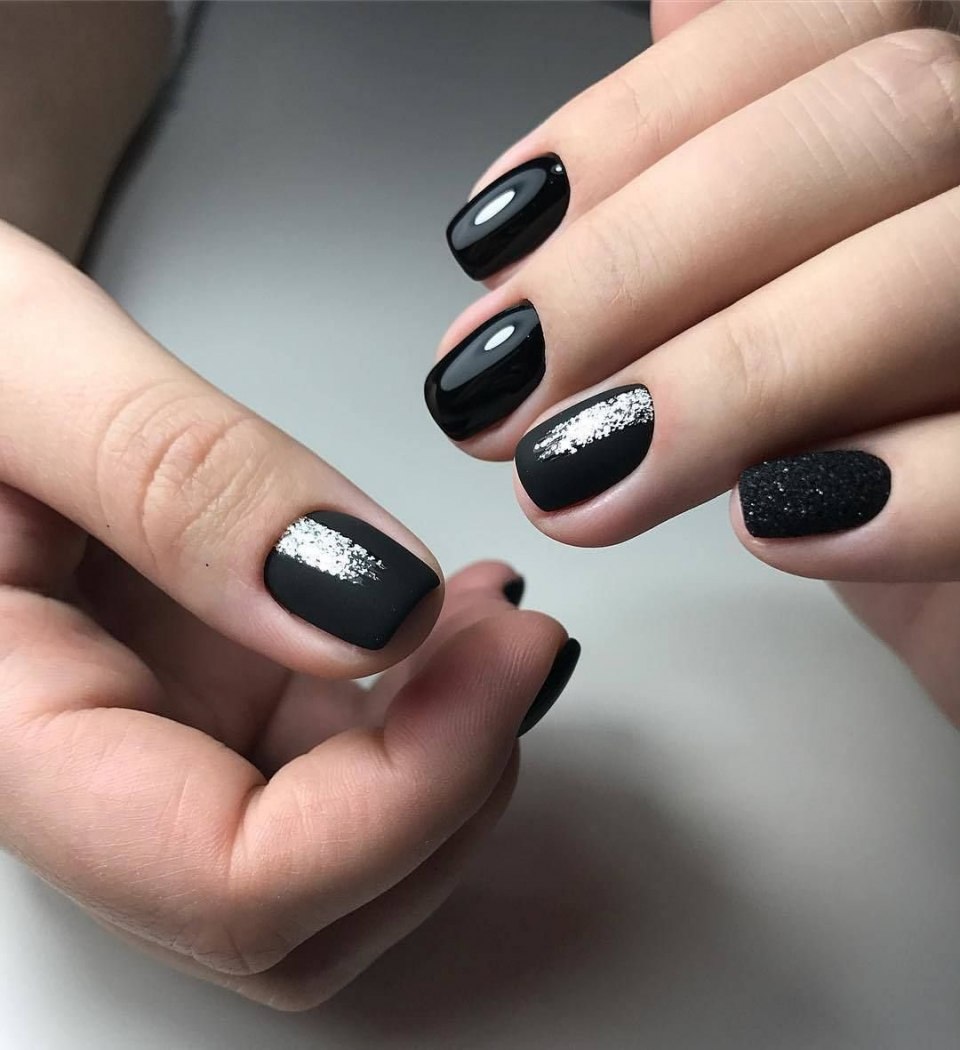 Мемный маникюр на короткие ногти