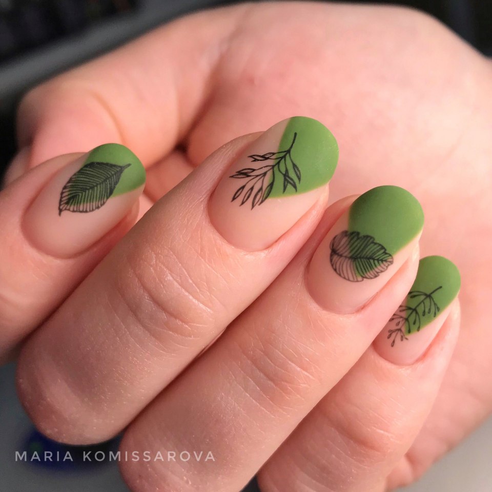 Маникюр с листьями