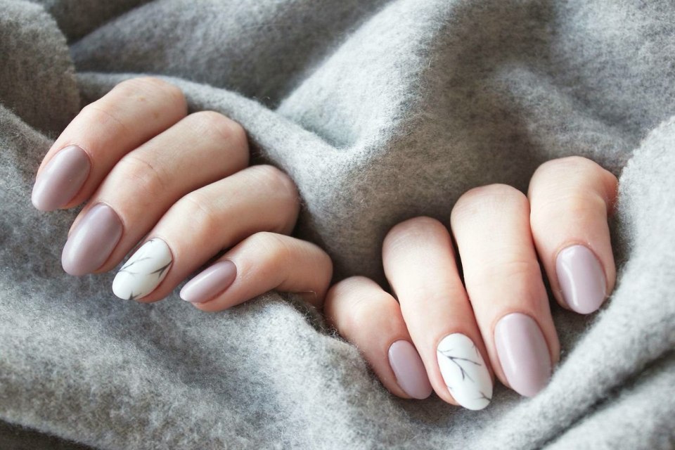 Маникюр на короткие ногти Минимализм