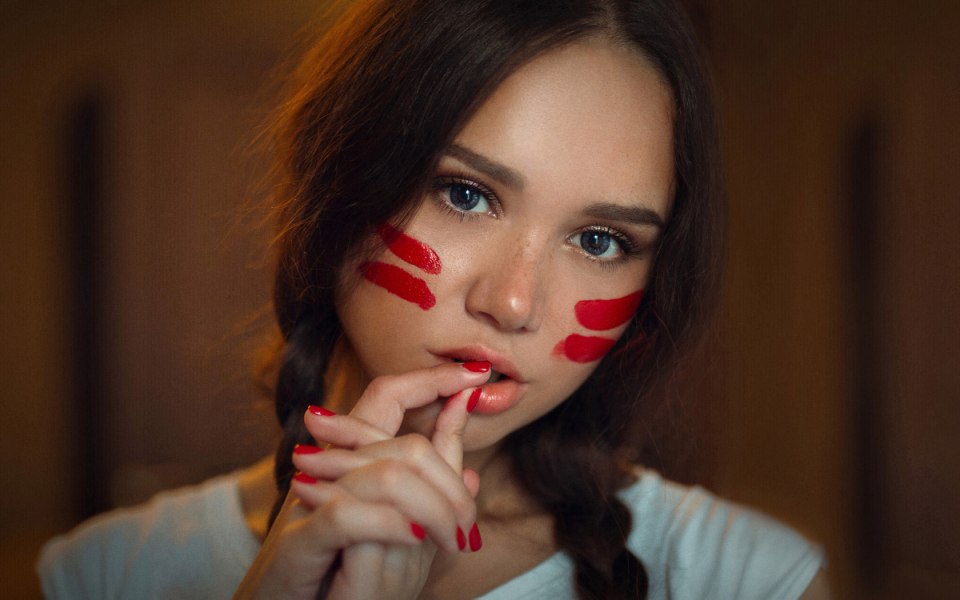 Девушка с размазанным макияжем
