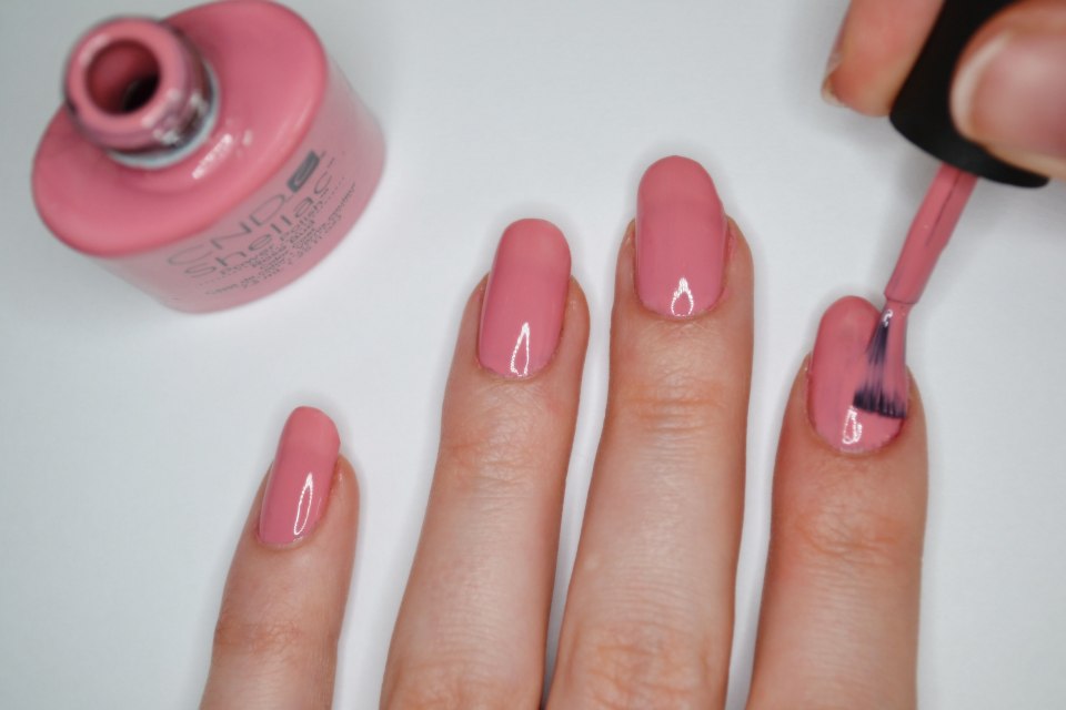 CND Shellac Rose Bud на ногтях