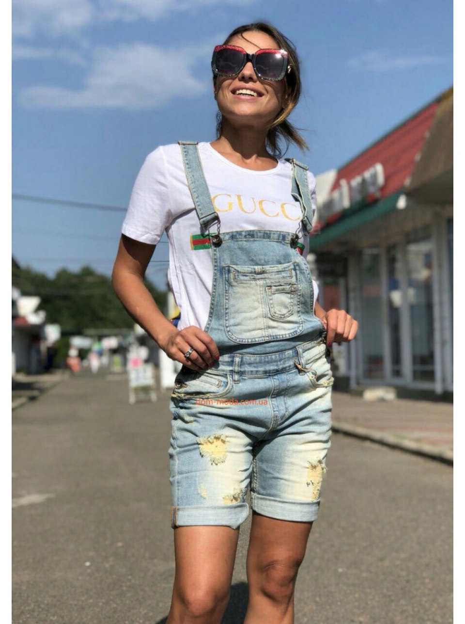 Красный джинсовый комбинезон