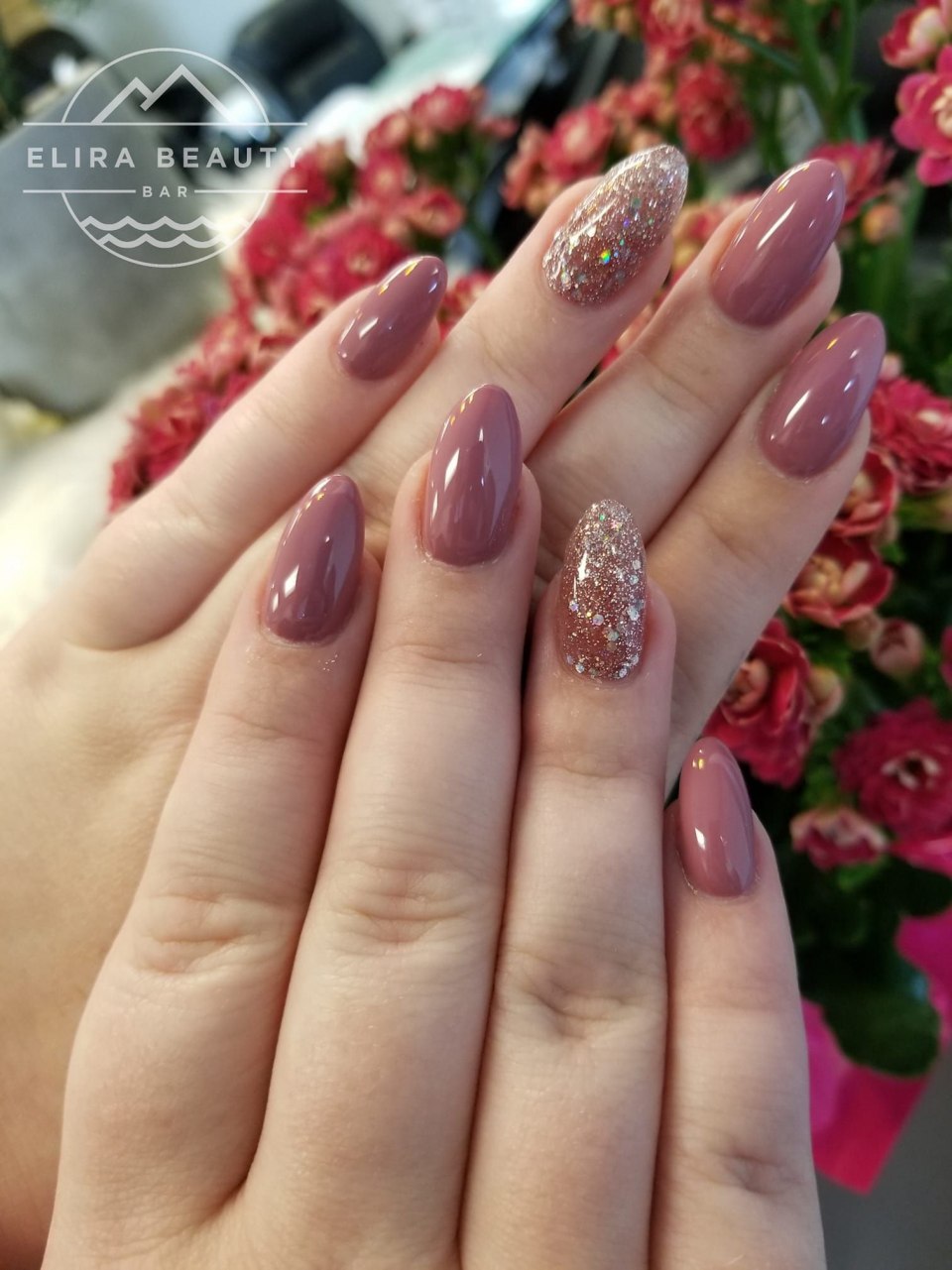 Маникюр на короткие ногти миндальной формы классика
