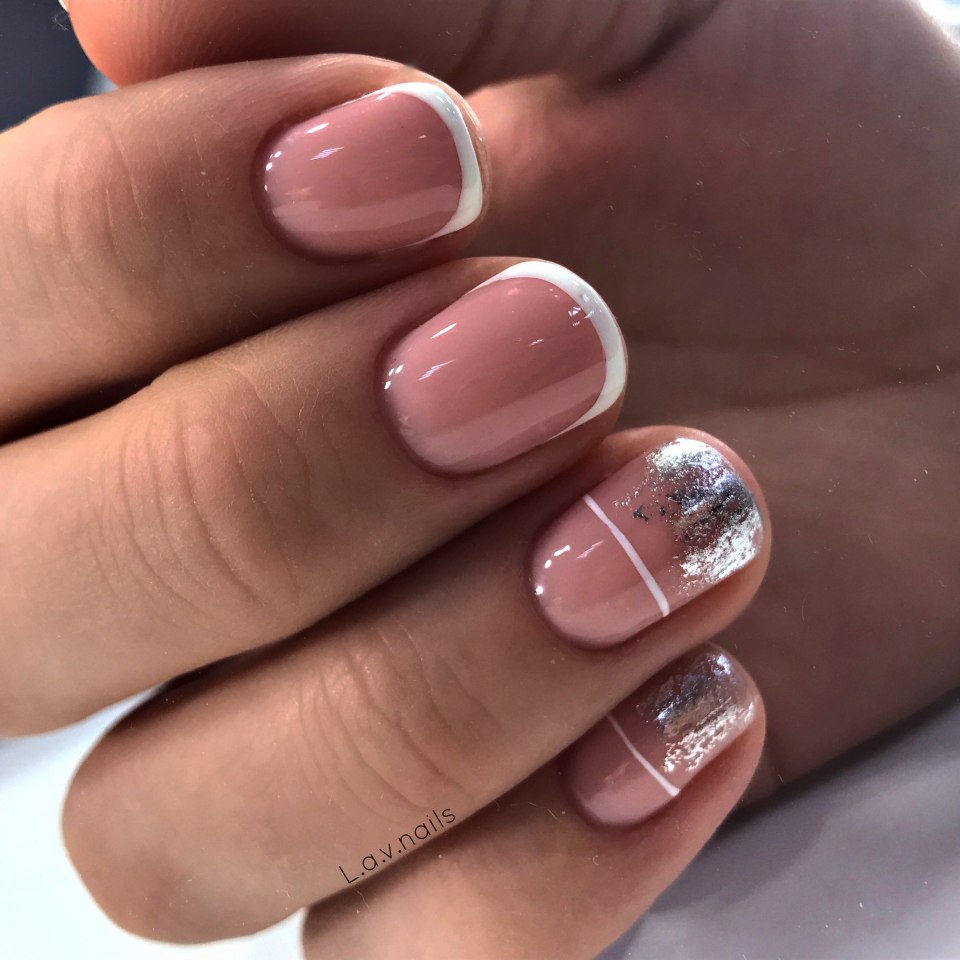 Серебристый френч на короткие ногти
