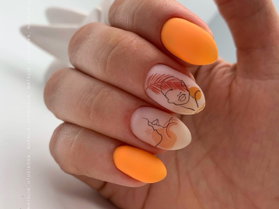 Летний маникюр на короткие ногти коралловый
