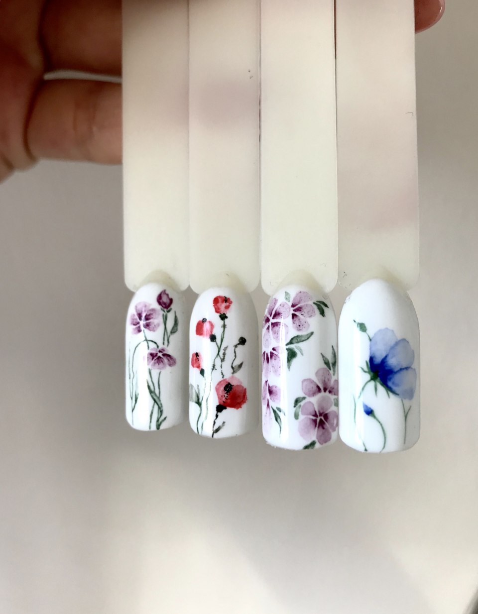 Акварельные цветы на ногтях