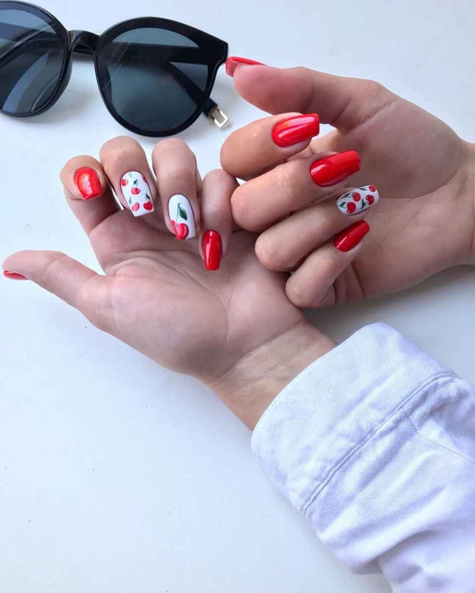 Прозрачный маникюр с вишенками