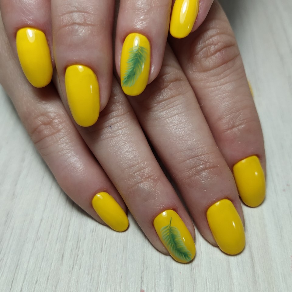 Жёлтый маникюр на короткие