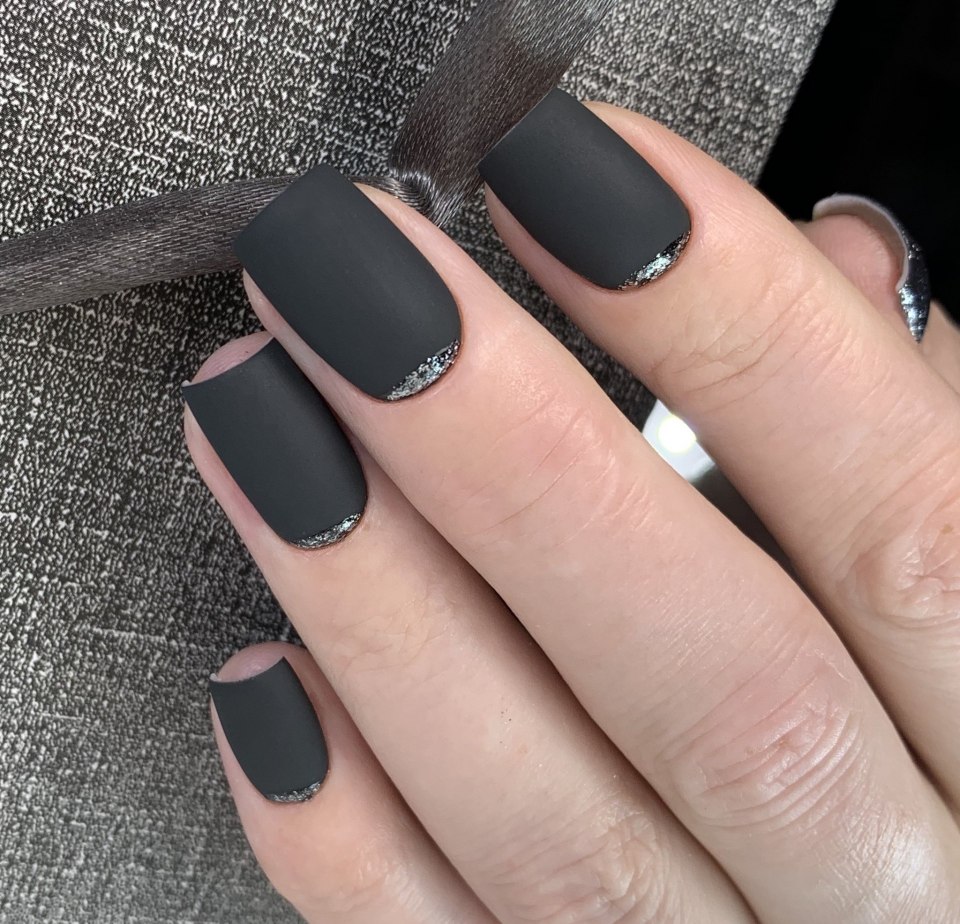 Черные короткие ногти