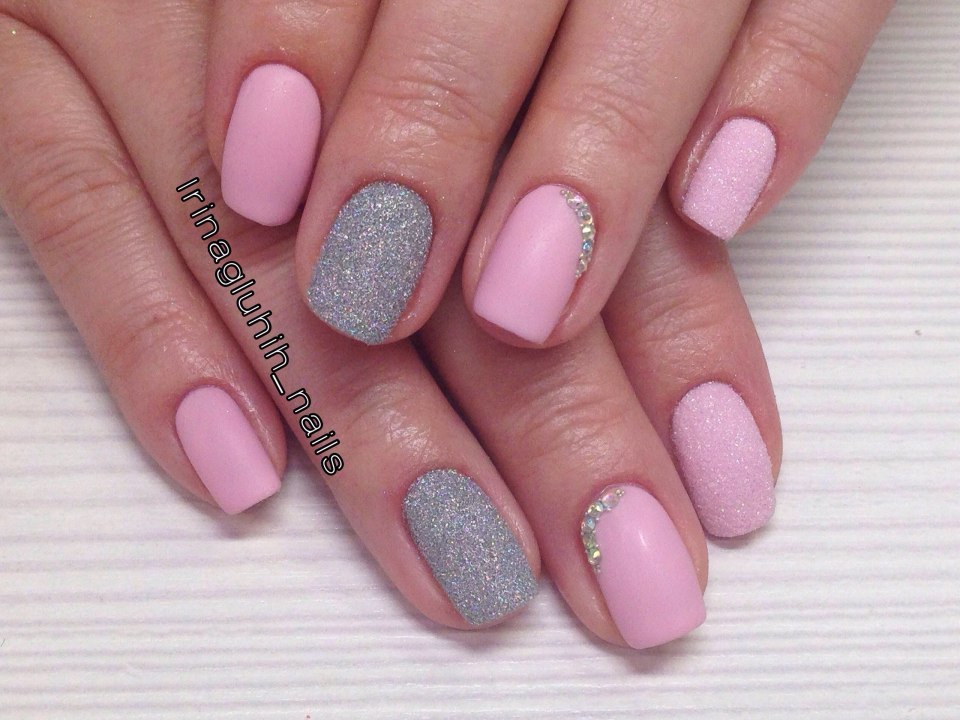 Серо-розовый маникюр