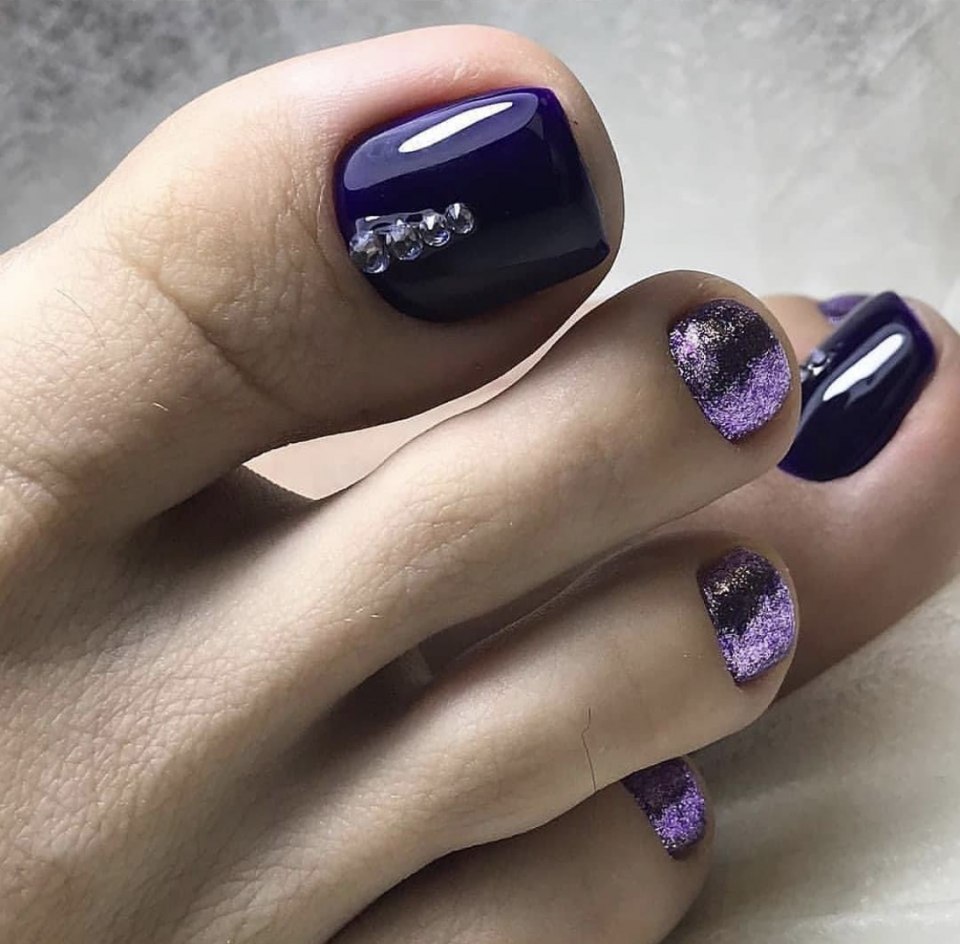 Педикюр фиолетовый