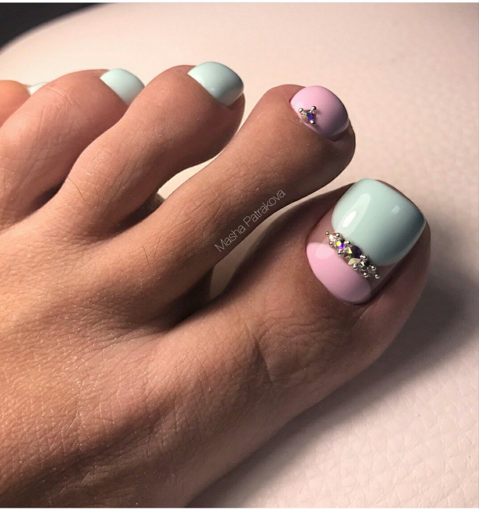 Педикюр со стразами 2020