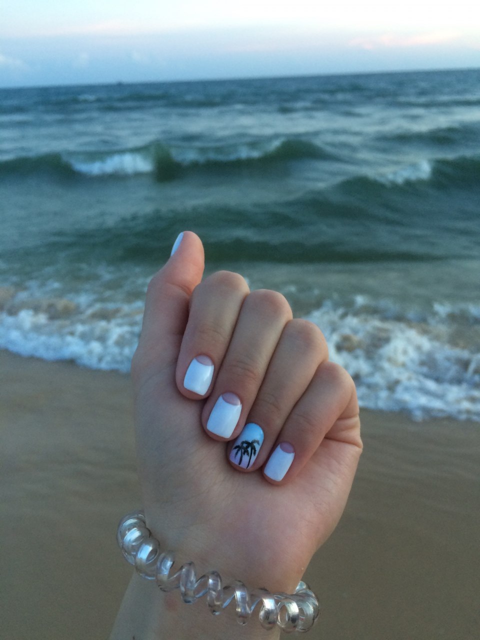 Красивые ногти на море