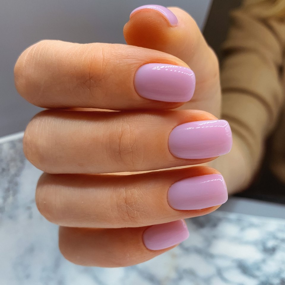 Нейтральный маникюр на коротких ногтях