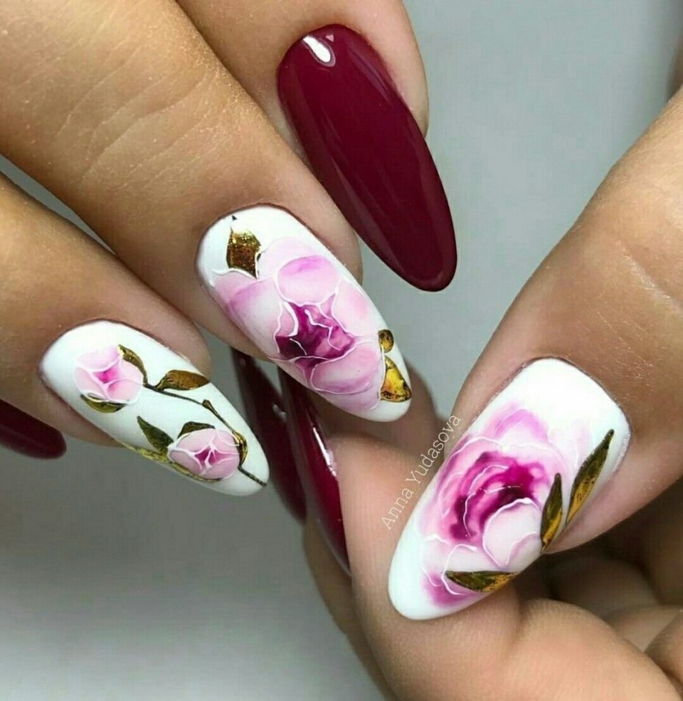 Красивый маникюр с цветами