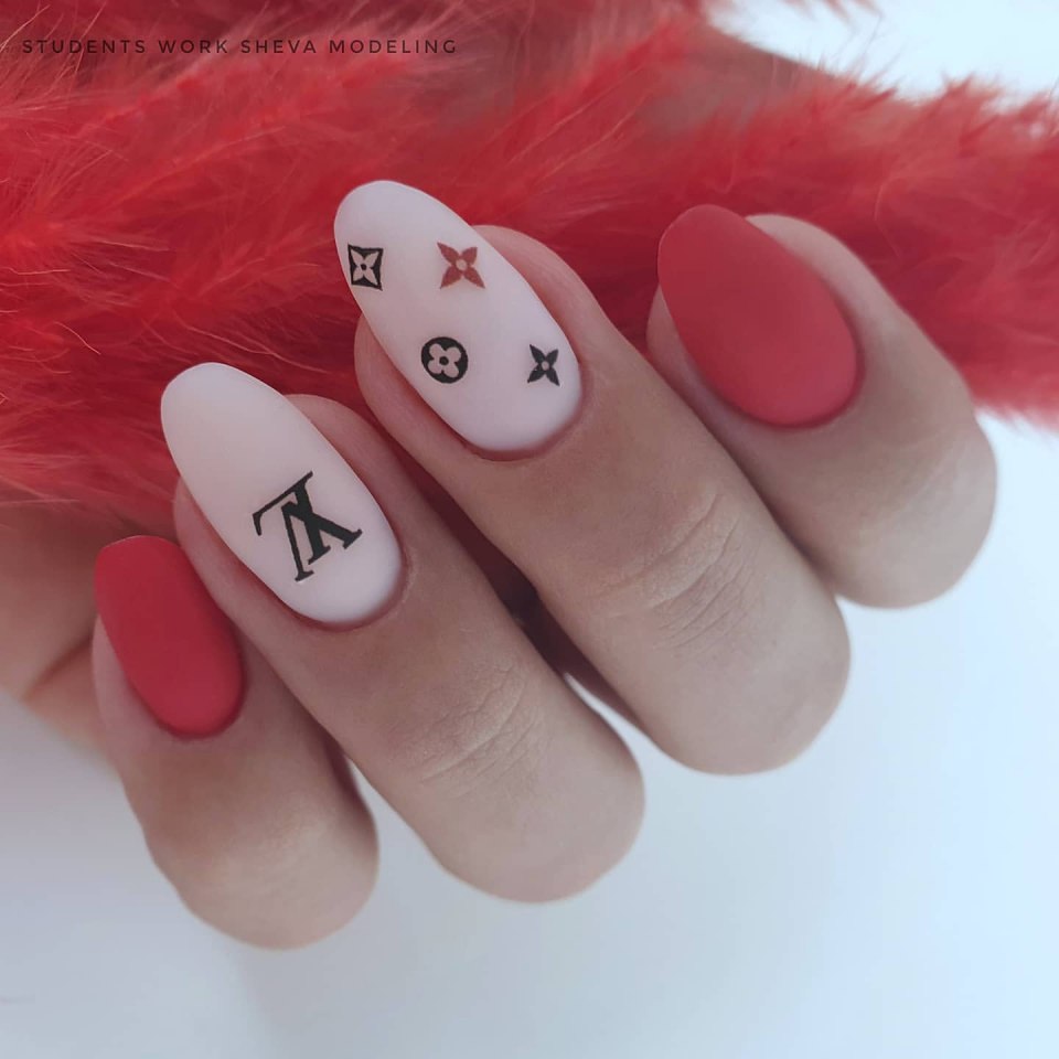 Короткий маникюр с котами