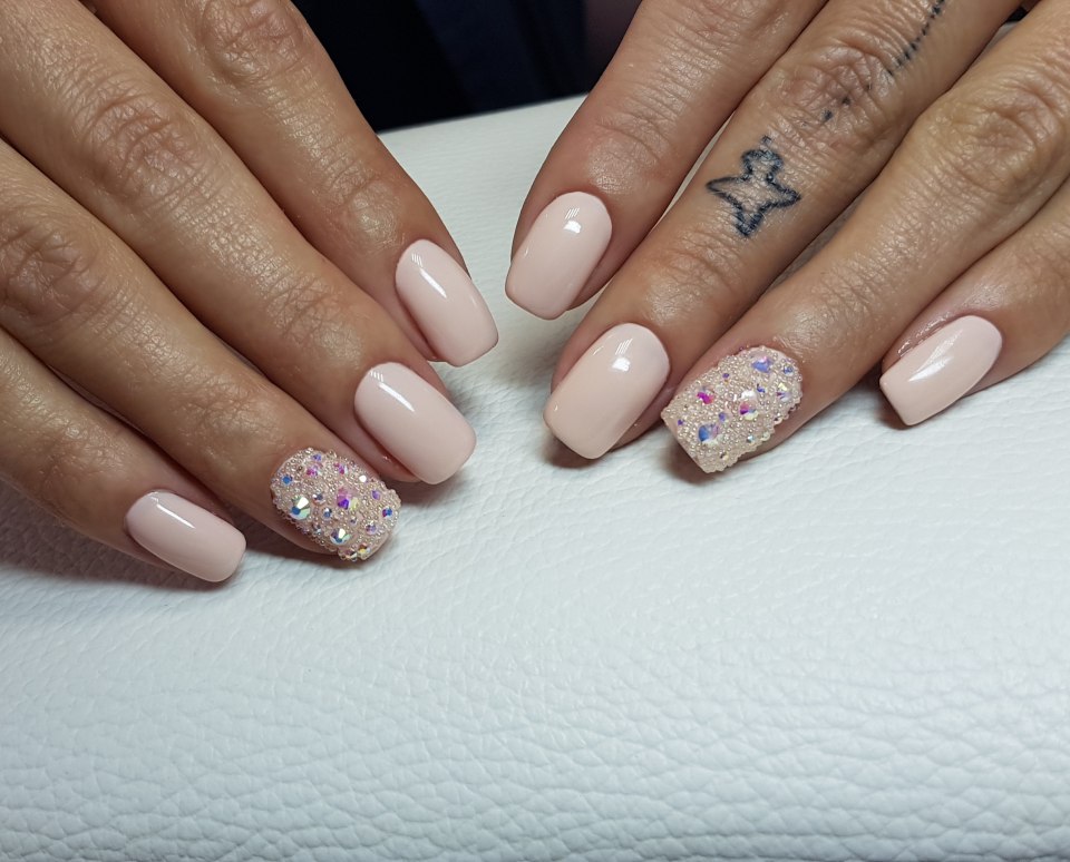 Маникюр голубой с белым