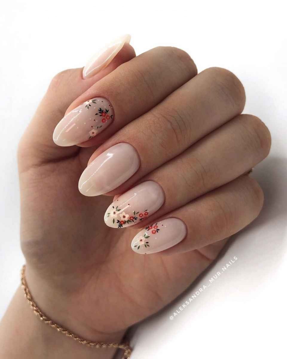 Нежный летний маникюр на короткие ногти
