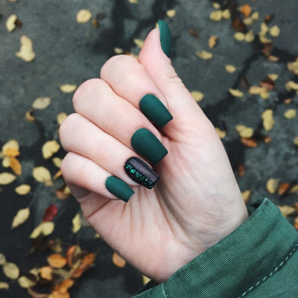 Длинные квадратные зеленые ногти