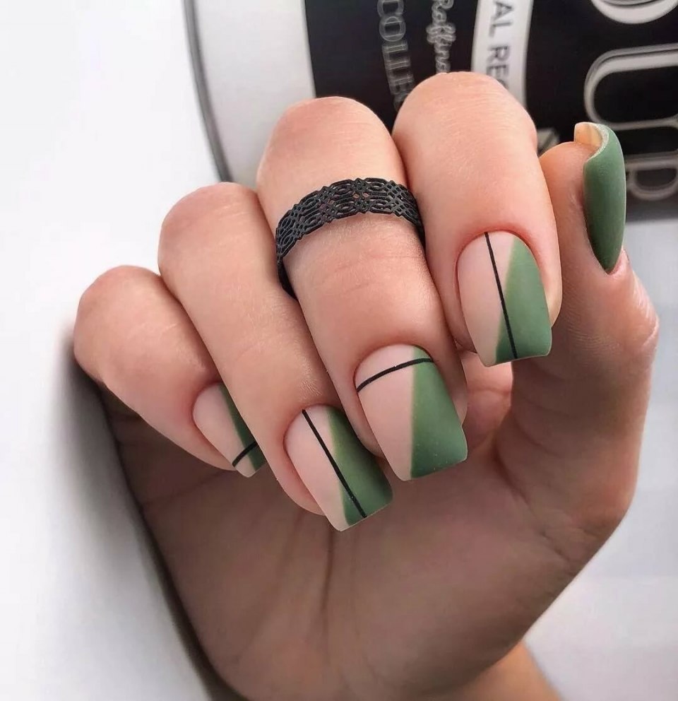 Оливковый маникюр на коротких ногтях