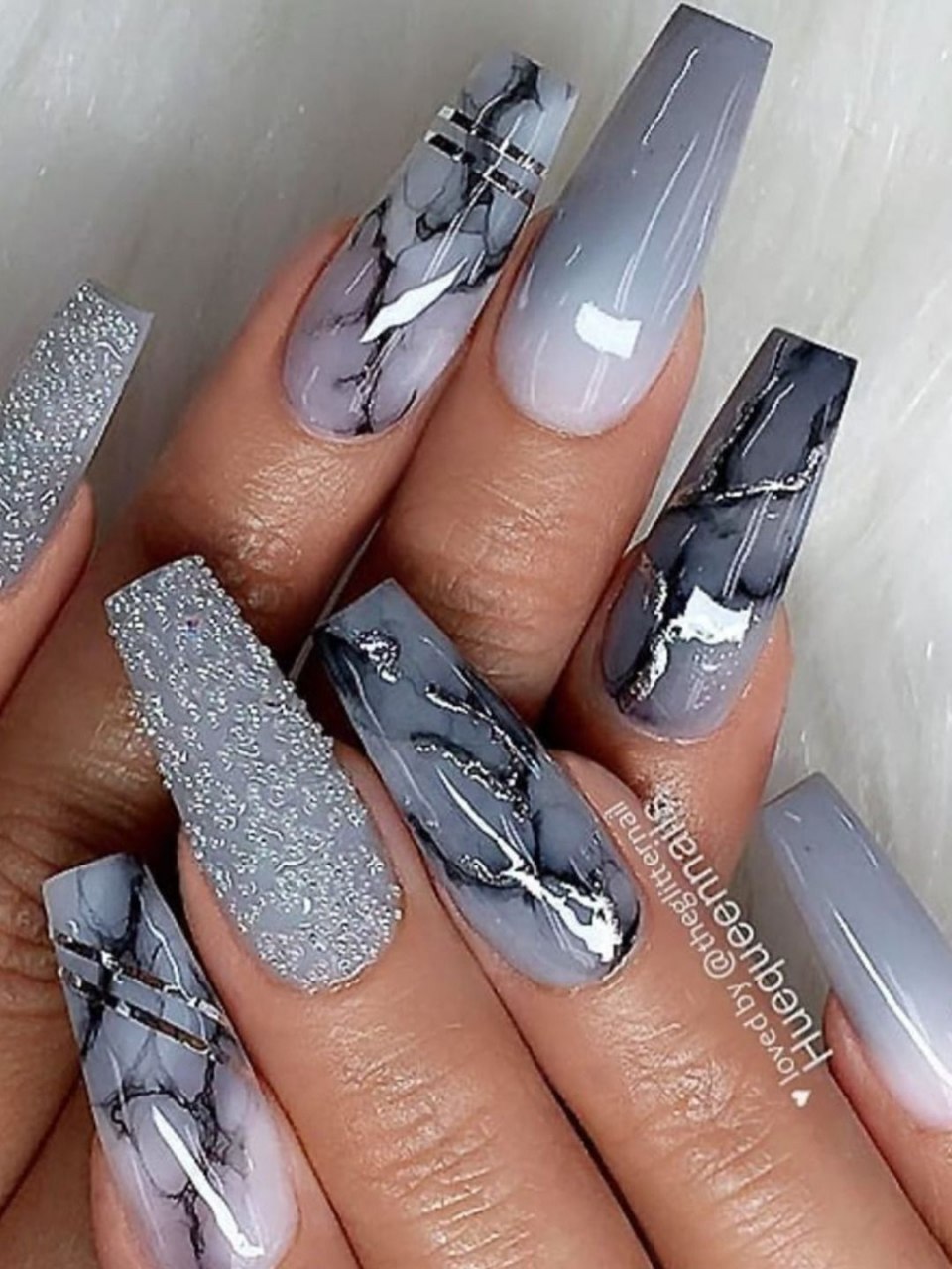 Серые длинные ногти