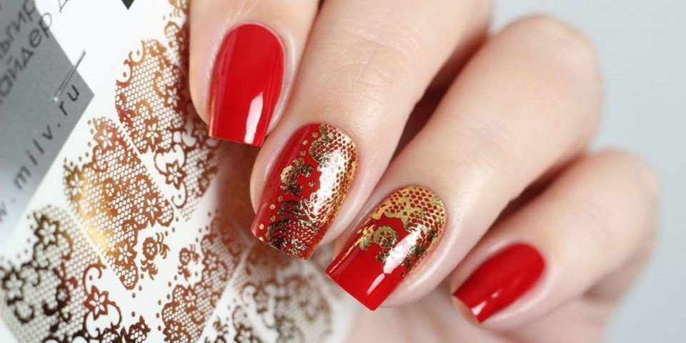 Маникюр красный с золотом