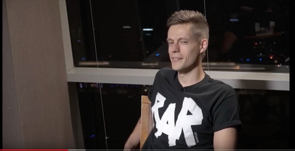 Юрий Дудь маникюр
