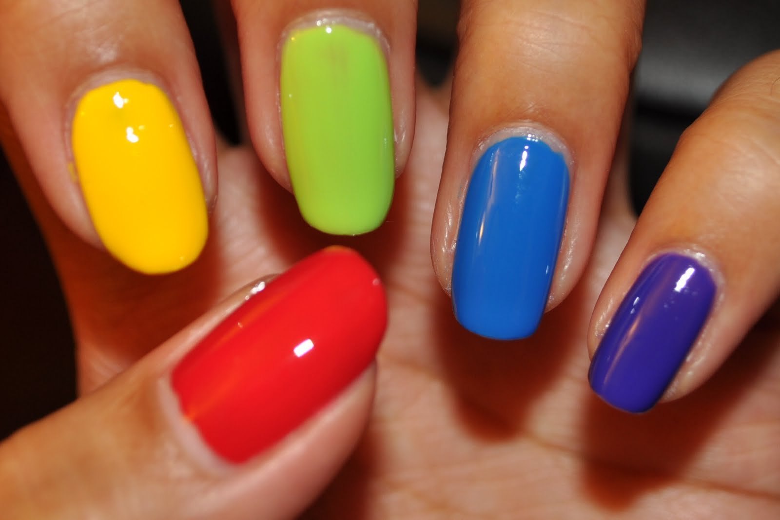 Цвета лаков сочетание. Разноцветный маникюр. Ногти цветные яркие. Яркие разноцветные ногти. Яркий цветной маникюр.