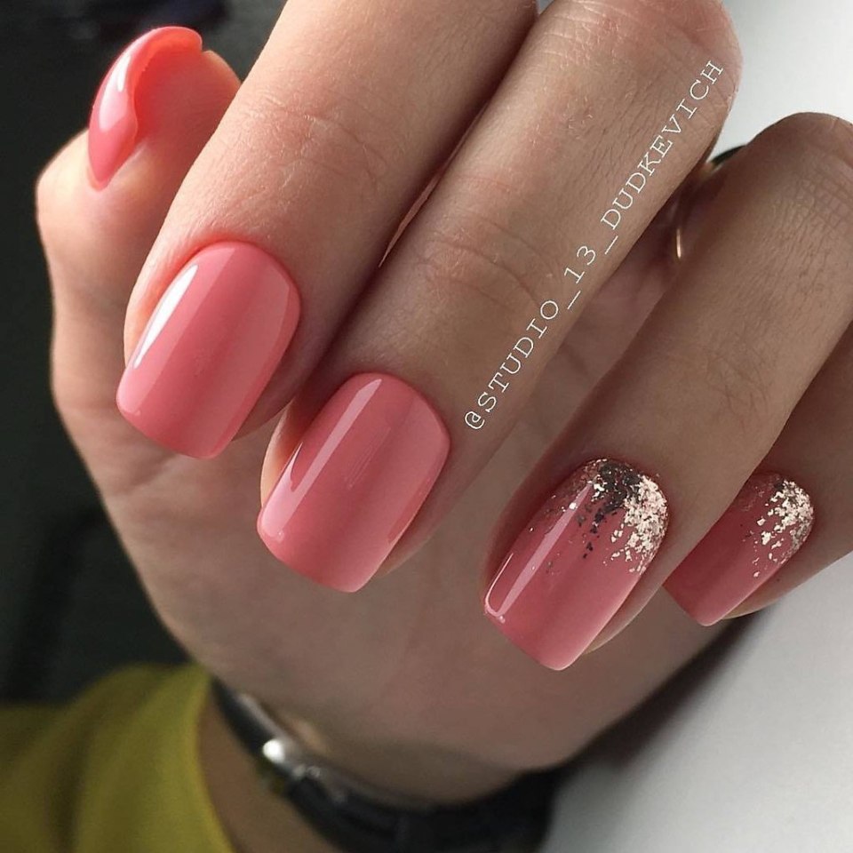 Розово коралловый маникюр