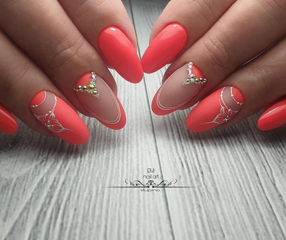 Коралловый френч миндаль