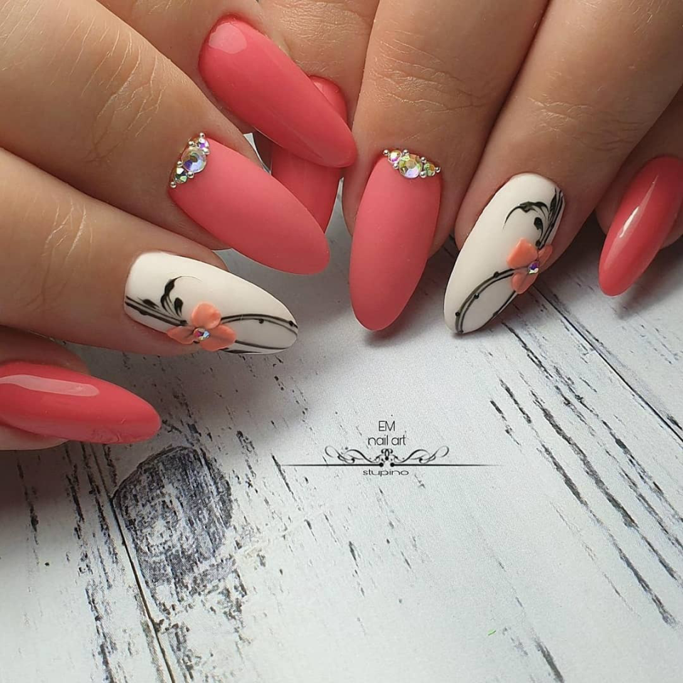 Ногти миндаль коралловые с рисунком